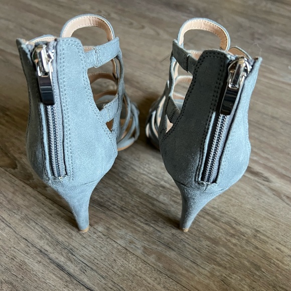 Kelly & Katie cut out design grey heels. Size 8 - Picture 3 of 4